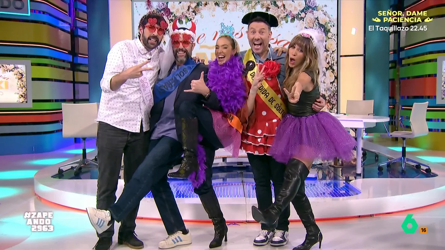 La sorpresa de Zapeando a Iñaki Urrutia en directo días antes de su boda, en vídeo El zapeador se casa este fin de semana. Por este motivo, el programa ha querido organizar una 'despedida de soltero' para que Urrutia se haga una foto vergonzosa con los zapeadores.