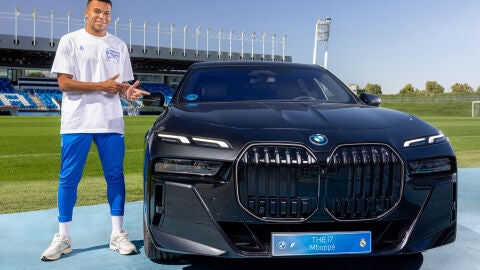 Kylian Mbappé con su BMW i7