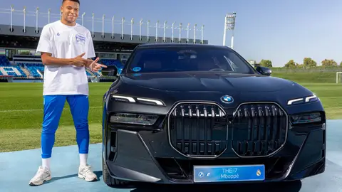 Kylian Mbappé con su BMW i7 Kylian Mbappé con su BMW i7