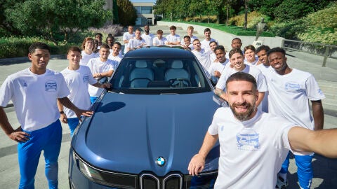 Jugadores del Real Madrid con un BMW