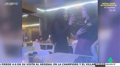 Pilla a la camarera dándole el teléfono a su novio cuando ella se va al baño y la agarra por los pelos en pleno restaurante Pilla a la camarera dándole el teléfono a su novio cuando ella se va al baño y la agarra por los pelos en pleno restaurante
