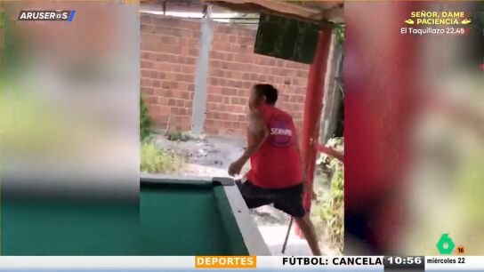 Un hombre gana al billar, lo celebra a lo loco y casi lo atropellan: el v&iacute;deo viral que deja un momentazo en Aruser@s