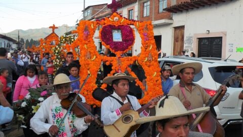 Procesión del Día de Muertos en Tzintzuntzan (Michoacán)