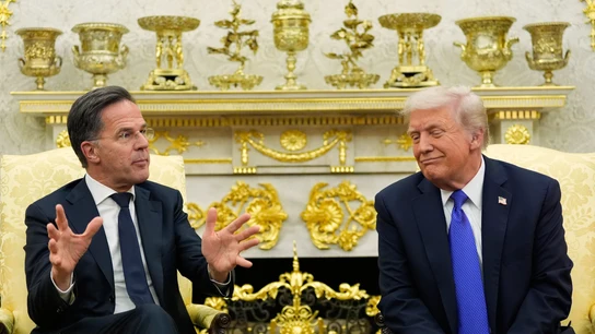 Mark Rutte habla en el Despacho Oval de la Casa Blanca junto a un sonriente Donald Trump Mark Rutte habla en el Despacho Oval de la Casa Blanca junto a un sonriente Donald Trump