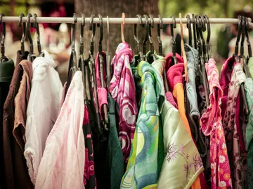 El mercadillo de ropa de segunda mano El mercadillo de ropa de segunda mano