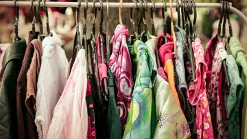 El mercadillo de ropa de segunda mano  El mercadillo de ropa de segunda mano