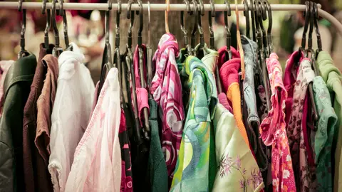 El mercadillo de ropa de segunda mano El mercadillo de ropa de segunda mano