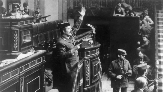 Antonio Tejero De Molina entrando, pistola en mano, en el Congreso de los Diputados durante el golpe de Estado del 23-F Antonio Tejero De Molina entrando, pistola en mano, en el Congreso de los Diputados durante el golpe de Estado del 23-F