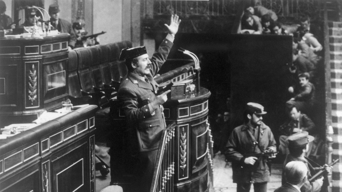 Antonio Tejero De Molina entrando, pistola en mano, en el Congreso de los Diputados durante el golpe de Estado del 23-F Antonio Tejero De Molina entrando, pistola en mano, en el Congreso de los Diputados durante el golpe de Estado del 23-F
