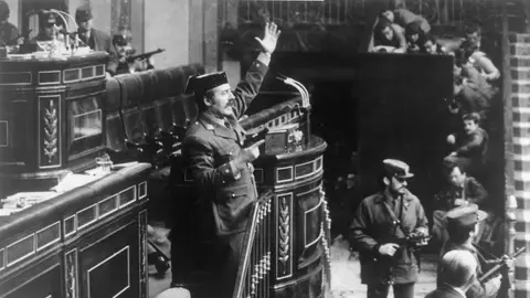 Antonio Tejero De Molina entrando, pistola en mano, en el Congreso de los Diputados durante el golpe de Estado del 23-F Antonio Tejero De Molina entrando, pistola en mano, en el Congreso de los Diputados durante el golpe de Estado del 23-F