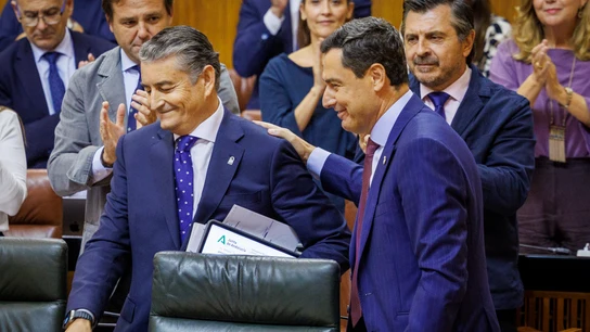 El presidente de la Junta de Andalucía, Juanma Moreno, felicita al consejero de Sanidad y Presidencia, Antonio Sanz El presidente de la Junta de Andalucía, Juanma Moreno, felicita al consejero de Sanidad y Presidencia, Antonio Sanz