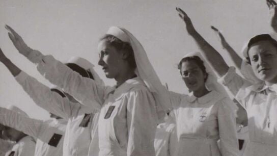 Enfermeras de Asistencia Social de FET de las JONS saludan a Francisco Franco brazo en alto en Zaragoza, el 19 de abril de 1938, en el primer aniversario de la Unificaci&oacute;n de los partidos fascistas en Espa&ntilde;a.