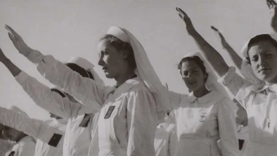 Enfermeras de Asistencia Social de FET de las JONS saludan a Francisco Franco brazo en alto en Zaragoza, el 19 de abril de 1938, en el primer aniversario de la Unificación de los partidos fascistas en España. Enfermeras de Asistencia Social de FET de las JONS saludan a Francisco Franco brazo en alto en Zaragoza, el 19 de abril de 1938, en el primer aniversario de la Unificación de los partidos fascistas en España.