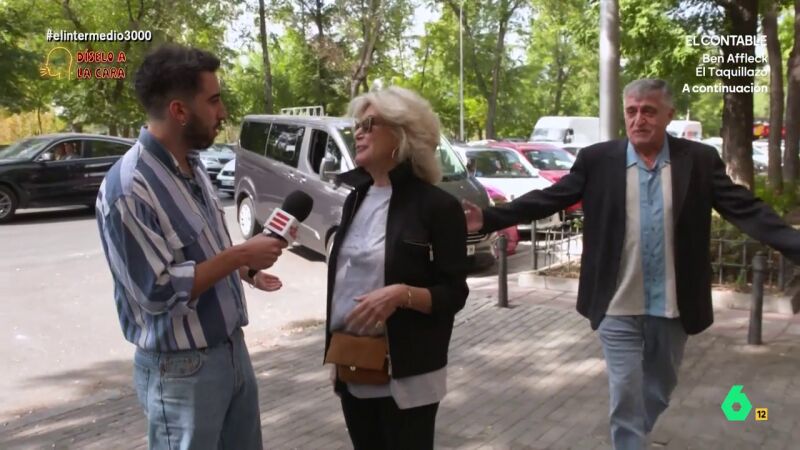 Una 'hater' de Wyoming se sincera sin saber que tiene detrás al presentador: "Va de pobre y tiene 400.000 pisos" Una 'hater' de Wyoming se sincera sin saber que tiene detrás al presentador: "Va de pobre y tiene 400.000 pisos"
