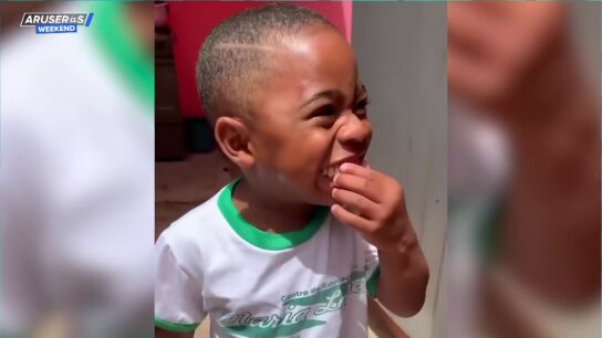 La graciosa travesura de este ni&ntilde;o que le roba la dentadura postiza a su abuelo