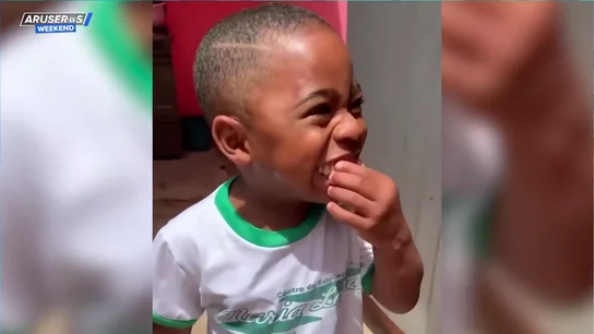 La graciosa travesura de este niño que le roba la dentadura postiza a su abuelo La graciosa travesura de este niño que le roba la dentadura postiza a su abuelo