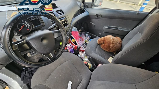 Imagen del vehículo donde el hombre mantuvo secuestrados a su expareja y sus dos hijos durante 13 días Imagen del vehículo donde el hombre mantuvo secuestrados a su expareja y sus dos hijos durante 13 días