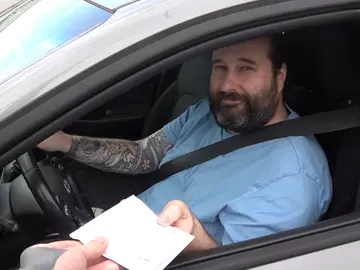 Hombre entregando documentación Hombre entregando documentación