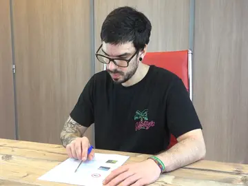 Hombre haciendo test Hombre haciendo test