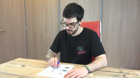 Hombre haciendo test Hombre haciendo test