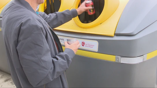 Las latas, al amarillo Los grandes bulos sobre el reciclaje: del "para qué separar si luego lo mezclan todo" al de que la basura "se tira al mar"