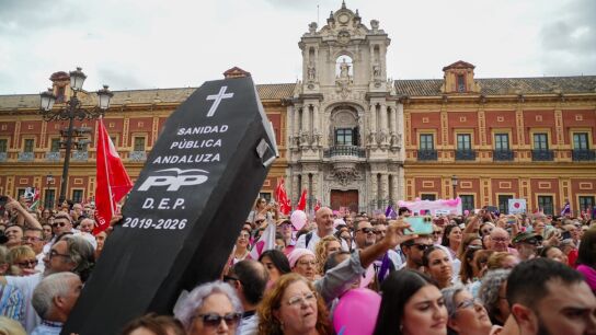 Pancartas y mensajes contra la sanidad pública andaluza tras el escándalo de los cribados.