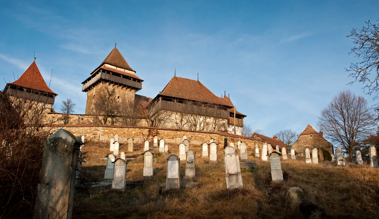 Cementerio evangélico de Viscri, junto a la iglesia fortificada