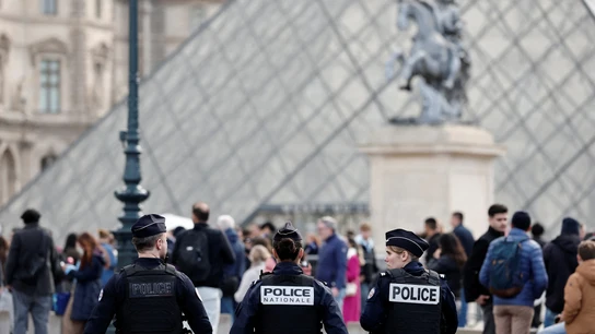 Policía frente al Museo del Louvre de París. Policía frente al Museo del Louvre de París.