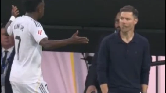Vinícius Jr y Xabi Alonso Vinícius Jr y Xabi Alonso