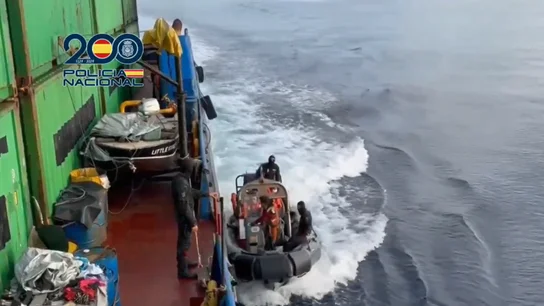 Agentes del GEO abordan un buque mercante a 600 millas de las Islas Canarias. Agentes del GEO abordan un buque mercante a 600 millas de las Islas Canarias.