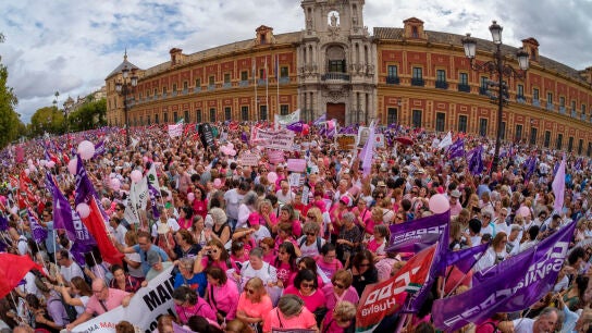 Manifestación en Sevilla contra la gestión de los cribados del cáncer de mama en Andalucía.