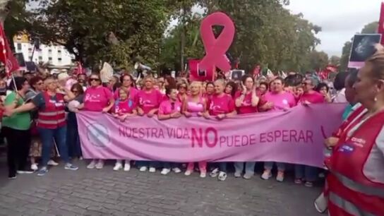 Manifestantes en la concentración por la gestión de los cribados.