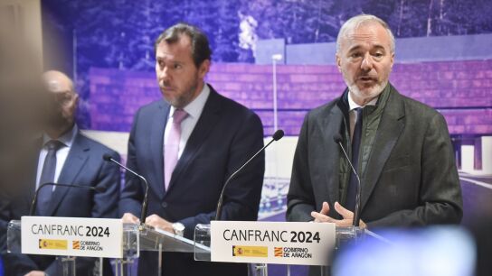 El ministro de Transportes, &Oacute;scar Puente, y el presidente del Gobierno de Arag&oacute;n, Jorge Azc&oacute;n.