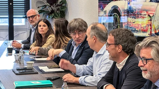 El líder de JxCat, Carles Puigdemont, con la permanente del partido en una reunión en Waterloo (Bélgica) El líder de JxCat, Carles Puigdemont, con la permanente del partido en una reunión en Waterloo (Bélgica)