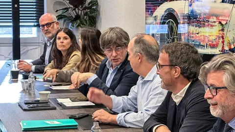 El líder de JxCat, Carles Puigdemont, con la permanente del partido en una reunión en Waterloo (Bélgica) El líder de JxCat, Carles Puigdemont, con la permanente del partido en una reunión en Waterloo (Bélgica)