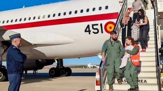 Los equipos médicos saliendo del avión junto a los pacientes y acompañantes evacuados Los equipos médicos saliendo del avión junto a los pacientes y acompañantes evacuados