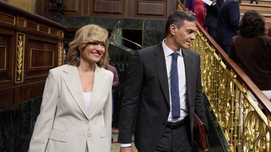 La ministra Portavoz, Pilar Alegr&iacute;a y el presidente del Gobierno, Pedro S&aacute;nchez, llegan a una sesi&oacute;n de control al Gobierno