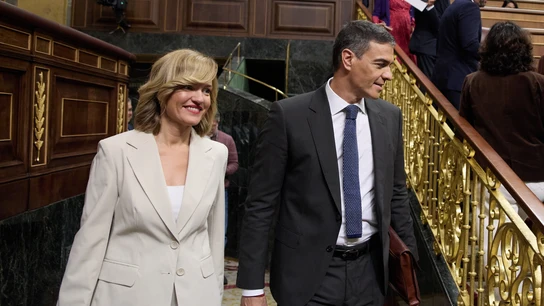 La ministra Portavoz, Pilar Alegría y el presidente del Gobierno, Pedro Sánchez, llegan a una sesión de control al Gobierno La ministra Portavoz, Pilar Alegría y el presidente del Gobierno, Pedro Sánchez, llegan a una sesión de control al Gobierno