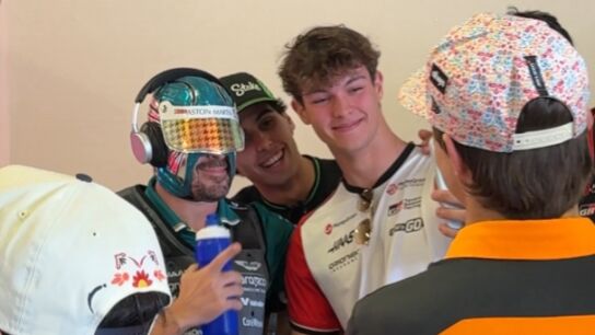 Fernando Alonso, junto a Bortoleto y Bearman