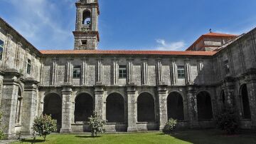 Claustro del Monasterio de Santa María de Armenteira Claustro del Monasterio de Santa María de Armenteira