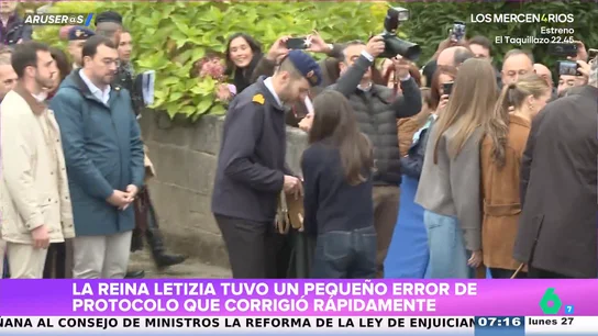 El lío de la reina Letizia al darse cuenta que lleva el bolso en Valdesoto: "No se percató de que lo había bajado del coche" El lío de la reina Letizia al darse cuenta que lleva el bolso en Valdesoto: "No se percató de que lo había bajado del coche"