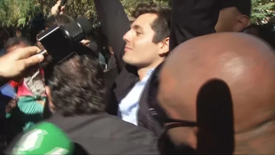 El agitador ultra Vito Quiles levanta los brazos a su llegada a la Universidad de Valencia El agitador ultra Vito Quiles levanta los brazos a su llegada a la Universidad de Valencia