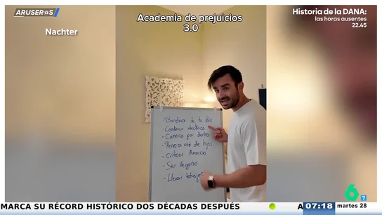 El vídeo de la divertida escuela de prejuicios sobre ideología de Nachter: "Llevar la bandera es de fachas, ¿pero y si gana la Selección?" El vídeo de la divertida escuela de prejuicios sobre ideología de Nachter: "Llevar la bandera es de fachas, ¿pero y si gana la Selección?"