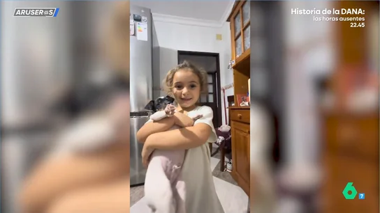 La divertida confusión de una niña al hablar de este futbolista del Barça "que tiene los pelos rubios": "Se llama La Niña Mala" La divertida confusión de una niña al hablar de este futbolista del Barça "que tiene los pelos rubios": "Se llama La Niña Mala"