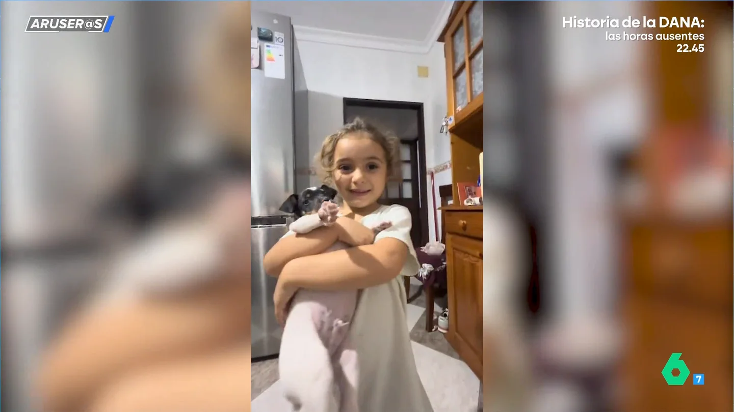 La divertida confusión de una niña al hablar de este futbolista del Barça "que tiene los pelos rubios": "Se llama La Niña Mala" La divertida confusión de una niña al hablar de este futbolista del Barça "que tiene los pelos rubios": "Se llama La Niña Mala"