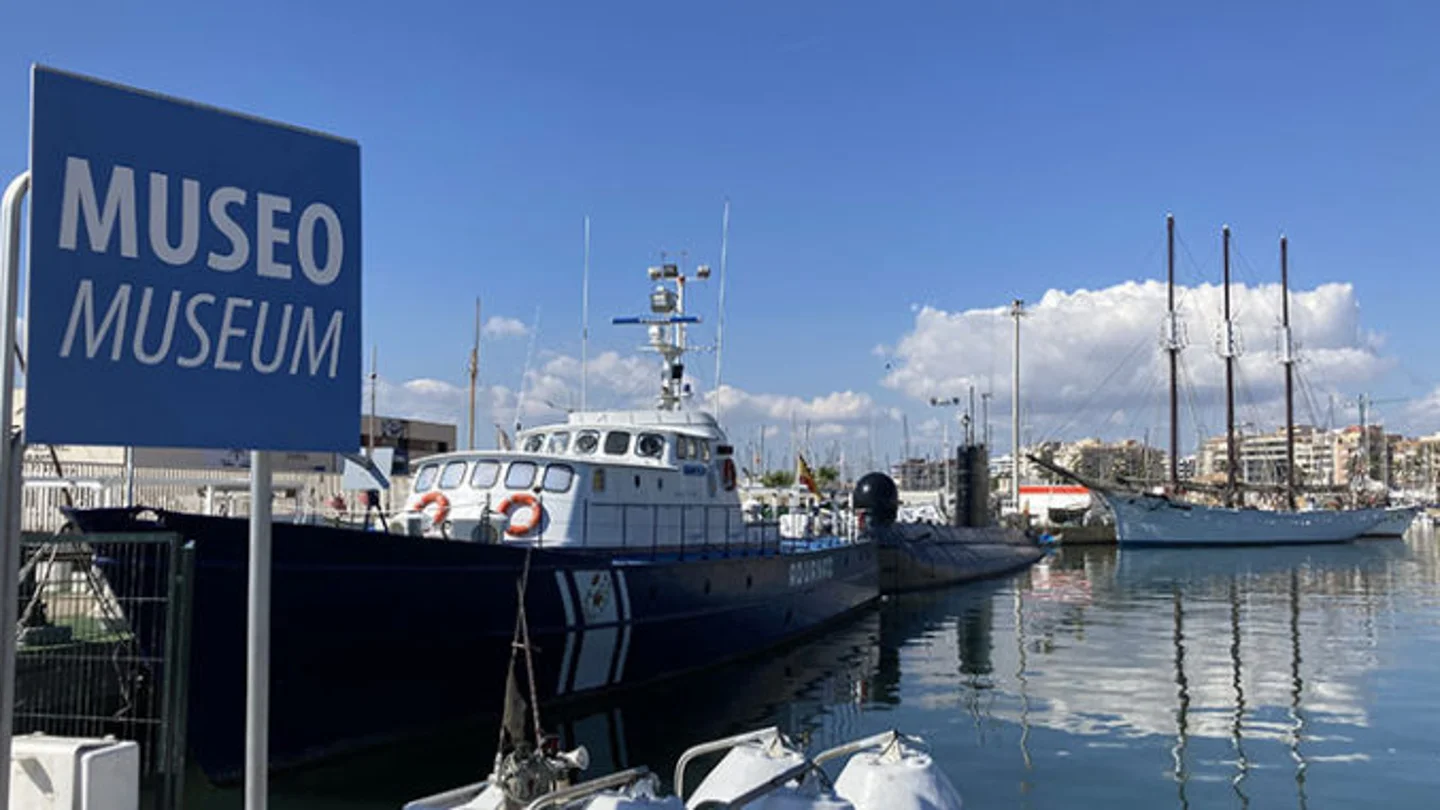 Submarino S‑61 Delfín de la Armada Española en Torrevieja Submarino S‑61 Delfín de la Armada Española en Torrevieja