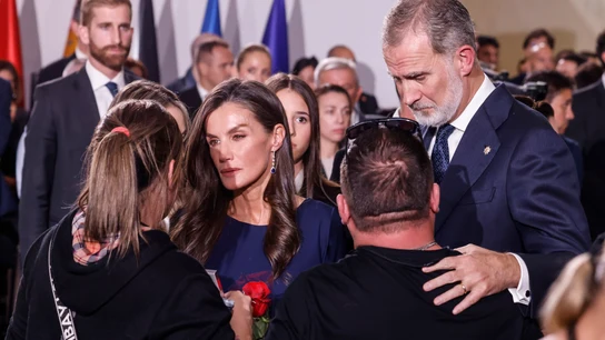 Los Reyes Felipe VI y Letizia conversan con familiares de las víctimas durante el homenaje a las víctimas de la dana Los Reyes Felipe VI y Letizia conversan con familiares de las víctimas durante el homenaje a las víctimas de la dana