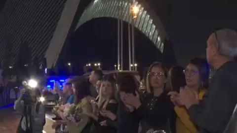 Pasillo humano a la salida del funeral por las víctimas de la DANA.  Pasillo humano a la salida del funeral por las víctimas de la DANA.