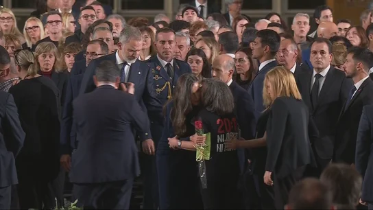 Los reyes saludan a los familiares de las víctimas de la DANA, tras el funeral de Estado. Los reyes saludan a los familiares de las víctimas de la DANA, tras el funeral de Estado.
