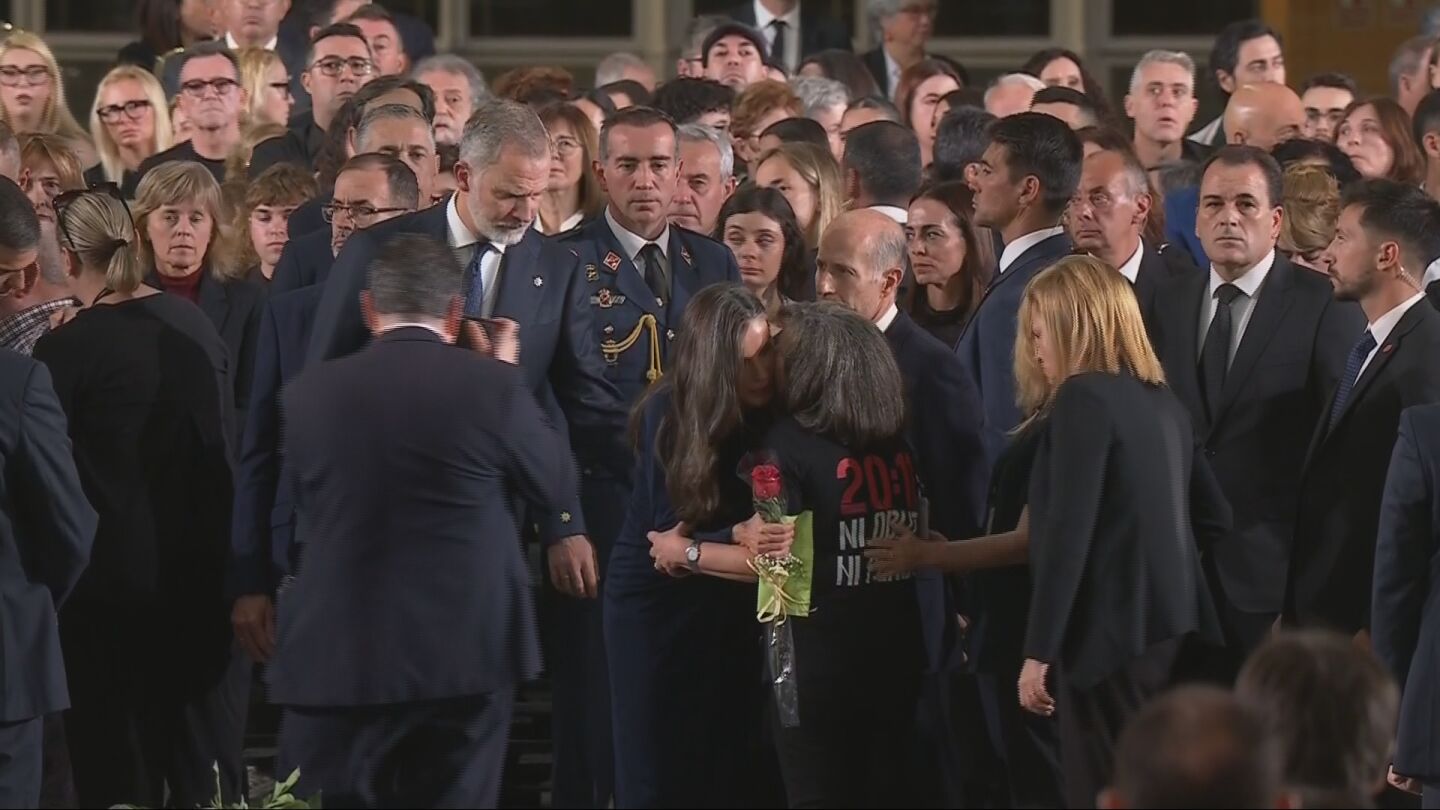 Los reyes saludan a los familiares de las víctimas de la DANA, tras el funeral de Estado.